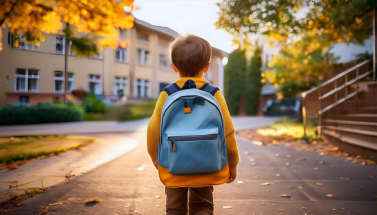 Bambino zainetto scuola